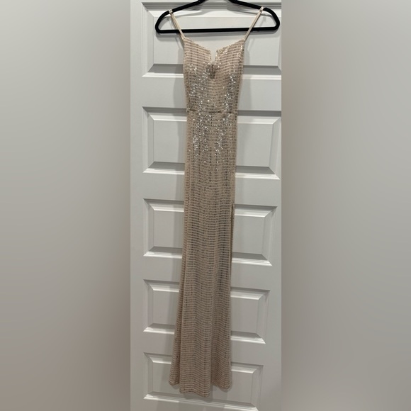 STUNNING EVENING DRESS. Champagne and Sparkles, excellent condition. Size 7 - Picture 6 of 9